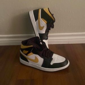 Air Jordan 1 mids yellow never worn
